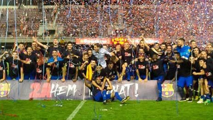 Los jugadores del Barça B celebran el ascenso a Segunda, con José Aurelio Suárez y Borja López con la bandera asturiana anudada a la espalda.