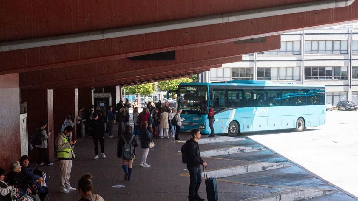 La Xunta multiplica por trece las ayudas a buses que conectan A Coruña con Ferrol, Viveiro u Ourense y sube la tarifa mínima