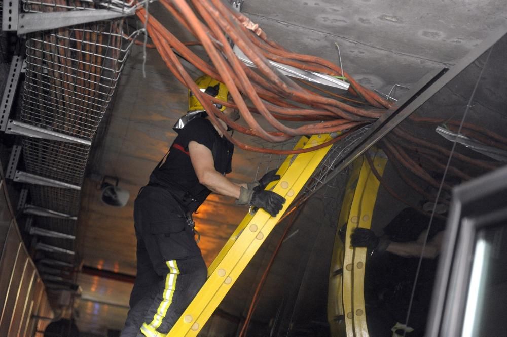 Un autobús escolar, atrapado en el túnel de María