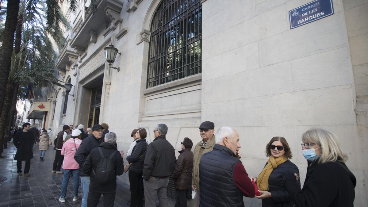 Colas ante el Banco de España en València para comprar letras del Tesoro