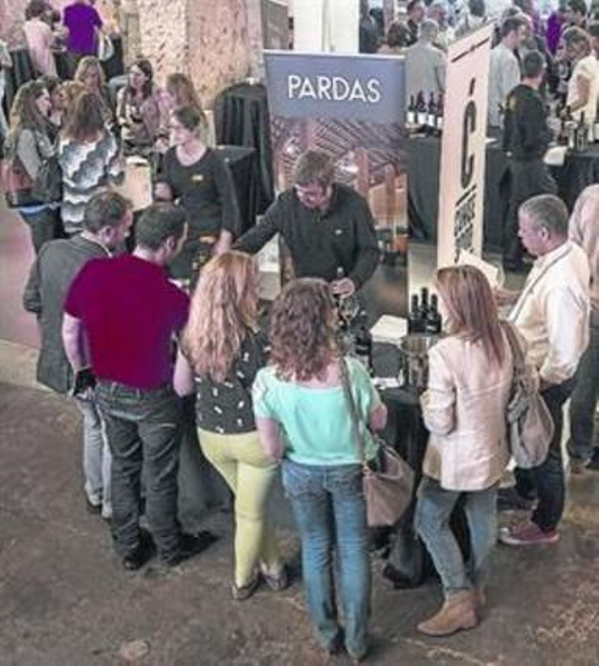 Ramon Jané, de Mas Candí, explica els seus vins a l’Speed Tasting celebrat dijous a la Fàbrica Moritz. Al costat, un grup atén explicacions.
