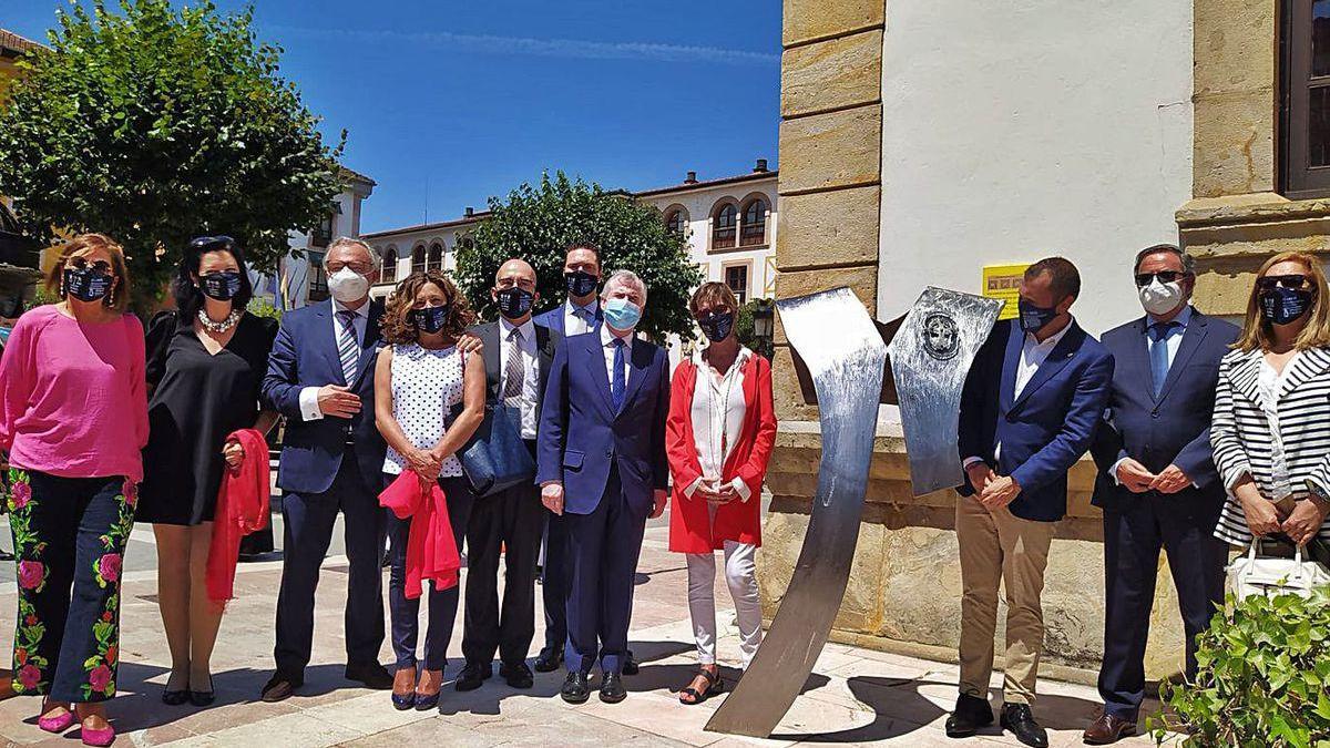 Junta de gobierno del Colegio de Abogados de Oviedo, con Victoria Ortega, junto a la escultura inaugurada ayer en Cangas de Onís, y el alcalde del concejo, José Manuel González Castro.