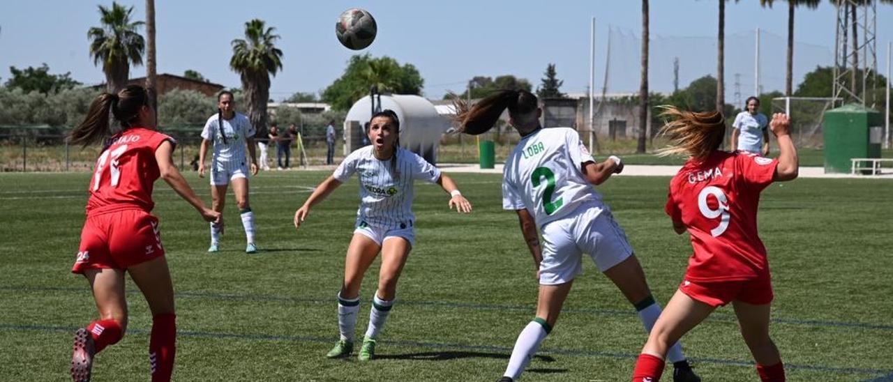 Lance del choque entre el Córdoba CF Femenino y el SE AEM en la Ciudad Deportiva.