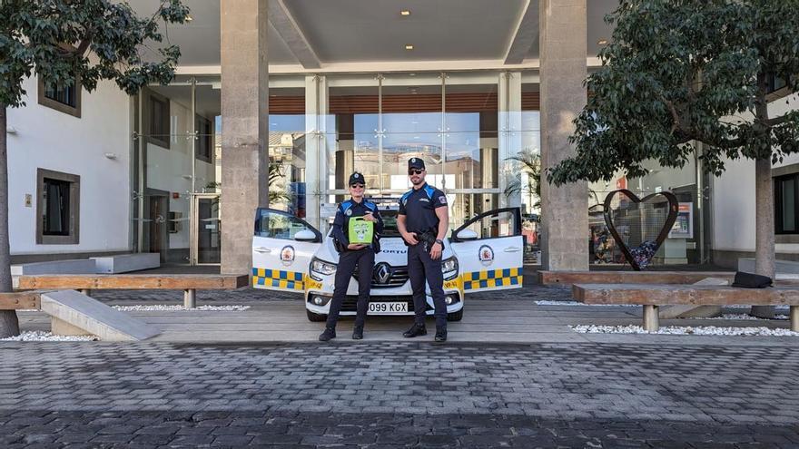 Dos agentes que salvan vidas en el Puerto de Las Palmas