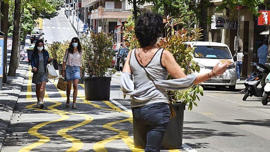 Vianants del carrer Guimerà a la nova zona destinada a passejar, ahir