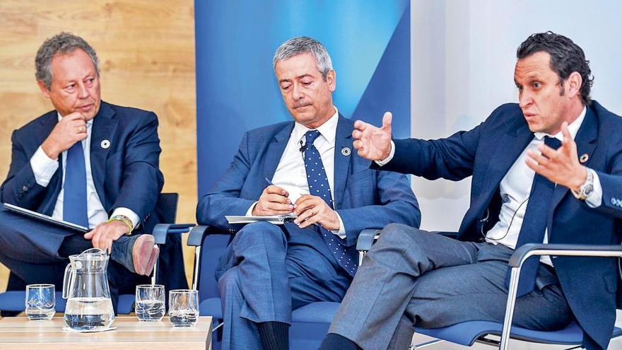 De izquierda a derecha, Óliver Alonso (Domingo Alonso), Agustín Manrique de Lara (Confederación Canaria de Empresarios) y José Juan González (Canaragua) en la mesa redonda de ayer.