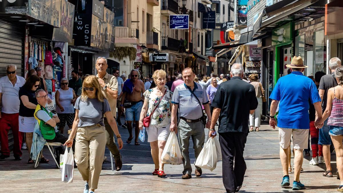 Una de las principales calles comerciales de Benidorm.