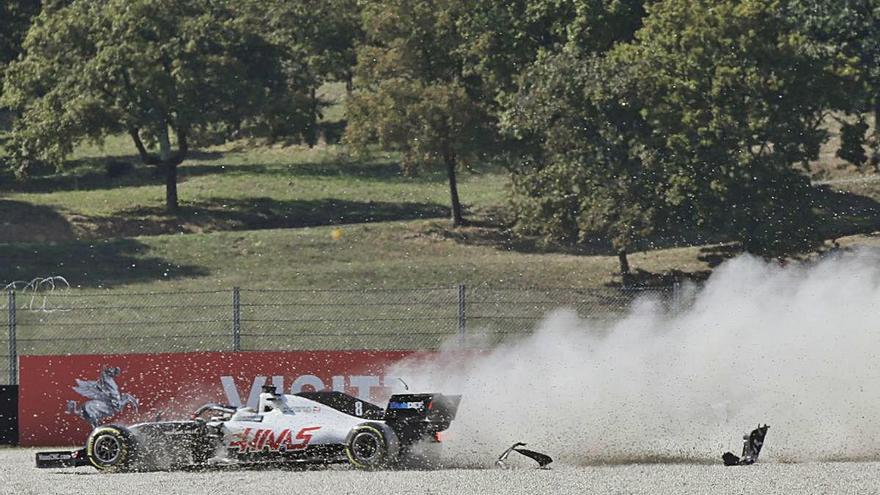 Max Verstappen, amb el seu cotxe accidentat a l&#039;inici de cursa.