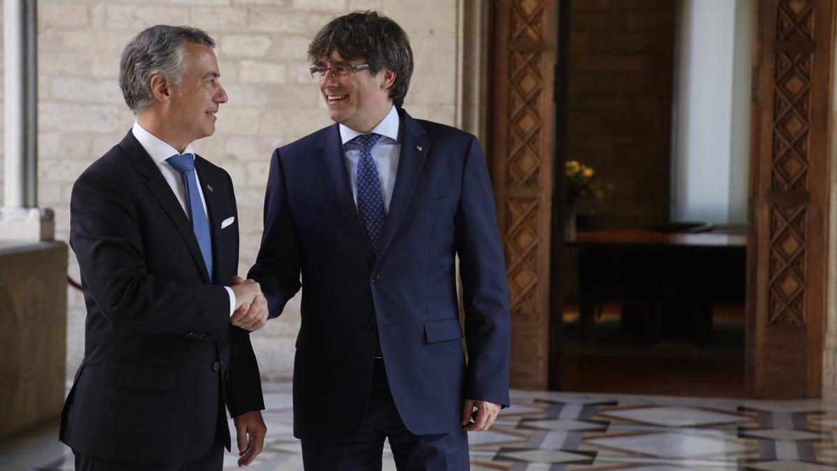 Íñigo Urkullu y Carles Puigdemont, el pasado junio, en Barcelona.