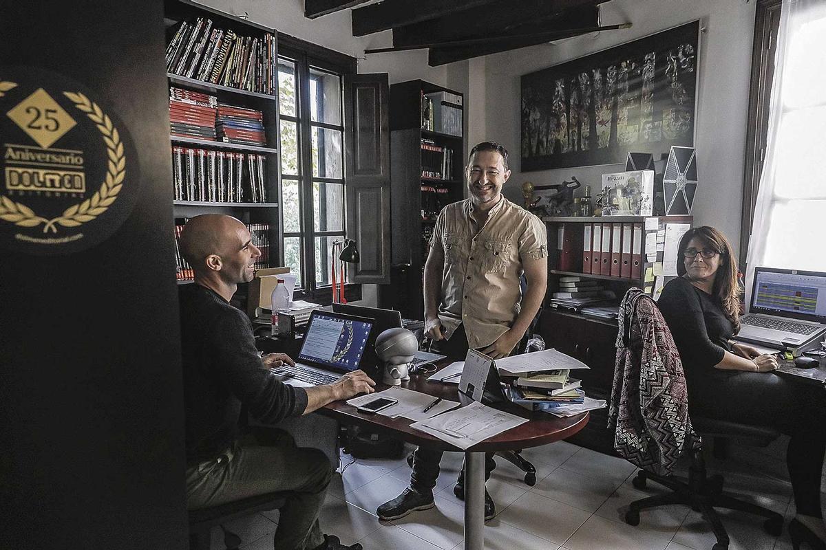 Vicente García (en el centro), editor de Dolmen, sello que en 2019 cumplió 25 años.