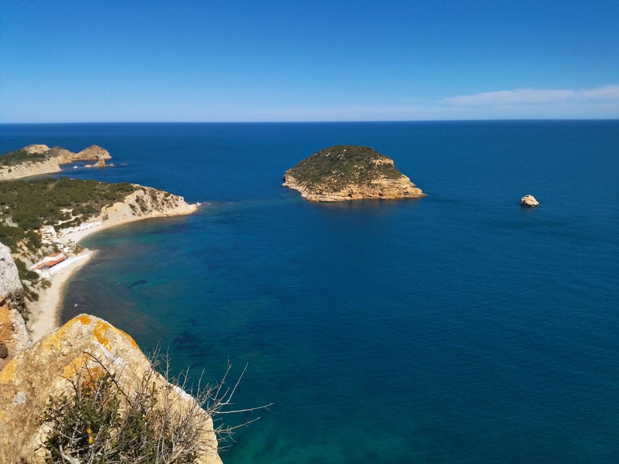 L'Illa del Portitxol y la cala de la Barraca, desde la atalaya de la Falzia