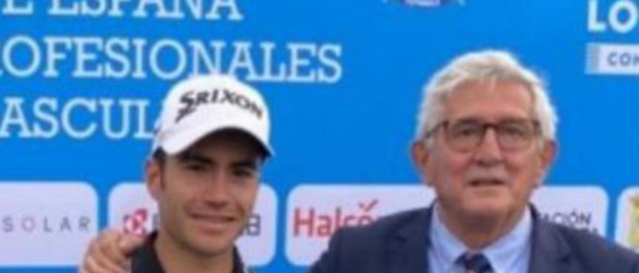 Iván Cantero, con el trofeo de ganador, junto a Gonzaga Escauriaza, presidente de la Federación Española de Golf. | RFEG