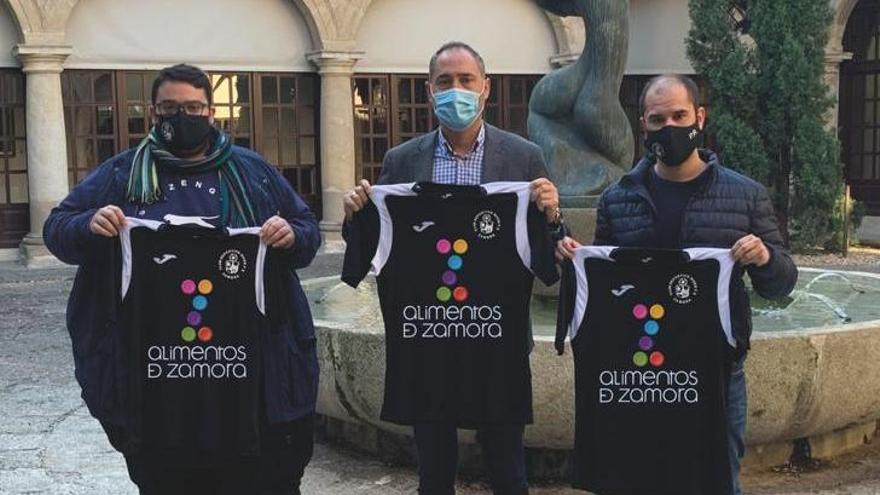 Representantes de la Diputación y del River Zamora con las camisetas del equipo juvenil.