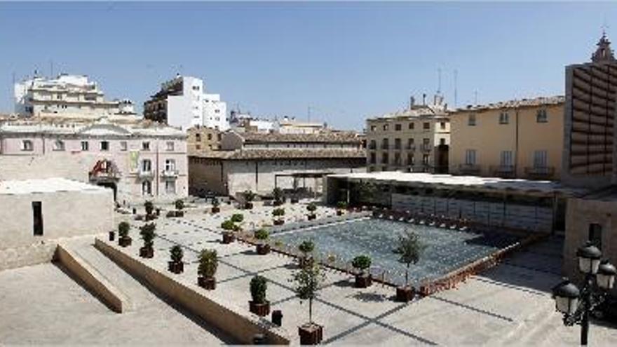 La plaza de la Almoina con el estanque-lucernario sobre las ruinas del foro romano.