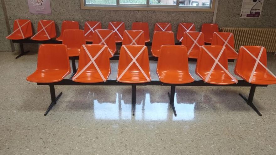 Sala de espera del centro de salud de la plaza del Españoleto, en Xàtiva, con sillas precintadas para asegurar la distancia mínima entre las personas