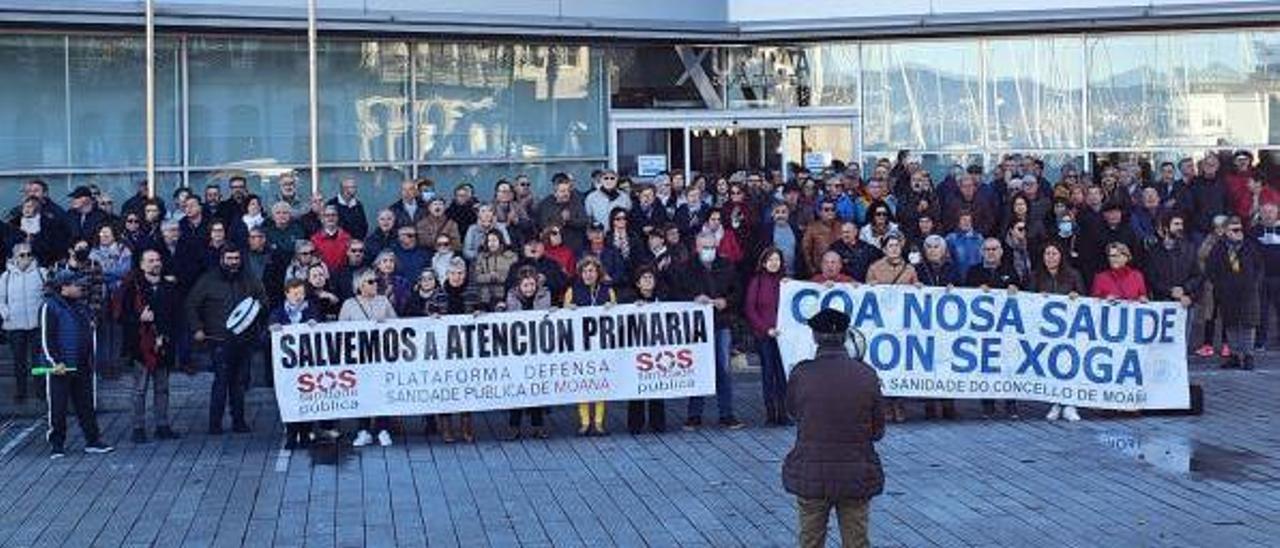 La protesta de la Mesa da Sanidade de Moaña, este jueves, ante la sede de la Xunta en Vigo. |   S.A.