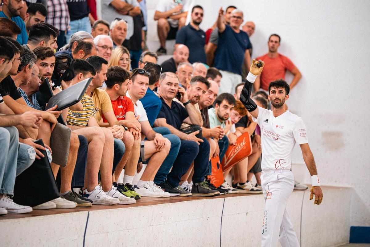 Marc avisa abans de jugar una caiguda d'escala.