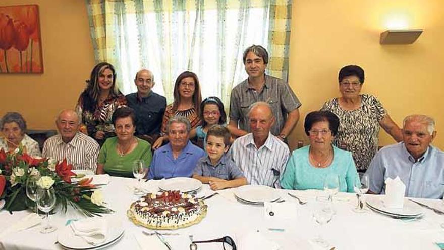Rosalía, en el centro, con toda su familia sobrinos, cuñados y sobrinos nietos.
