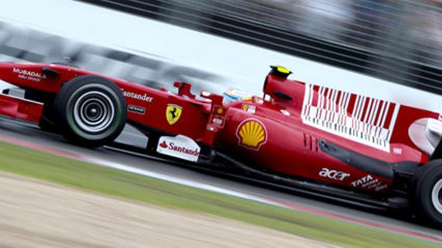 Fernando Alonso conduce su Ferrari durante el Gran Premio de Australia