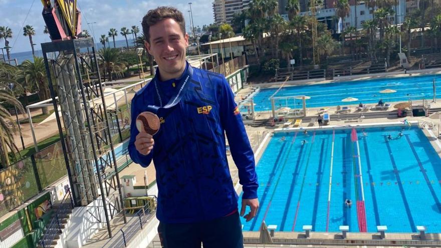 Nicolás García Boissier, olímpico en los Juegos de París, posa con su medalla de bronce lograda en Doha en el Metropole.