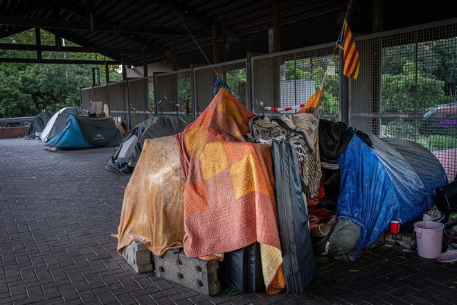 Desalojado un campamento de personas sin hogar en la plaza del Cobi de la Vila Olímpica