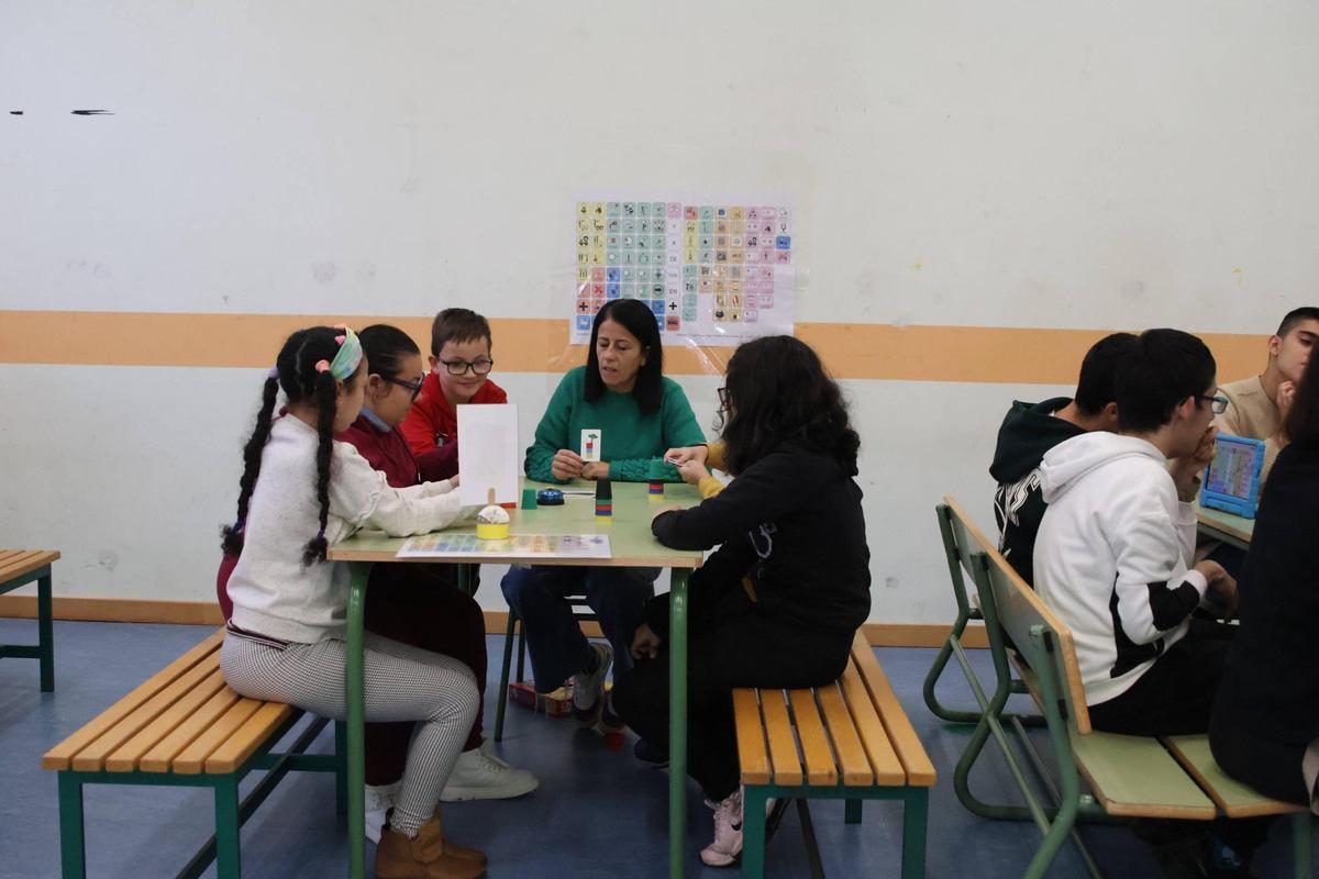 Varios niños se divierten con una monitora.