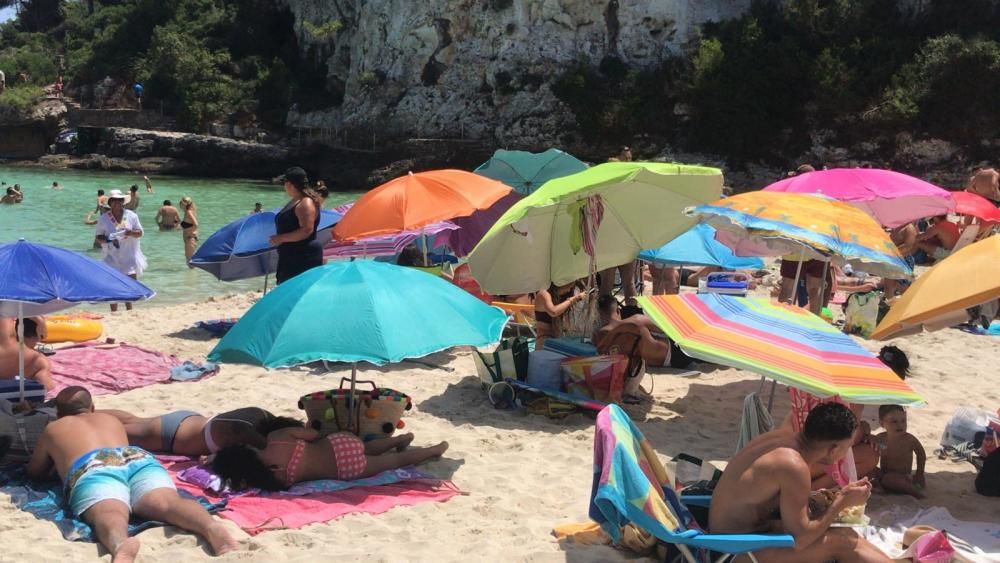 Saturación sin distancia de seguridad en Cala Llombards