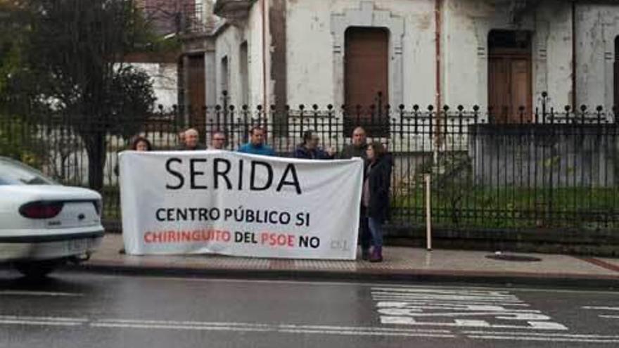 Los trabajadores, manifestándose ayer en Grado.