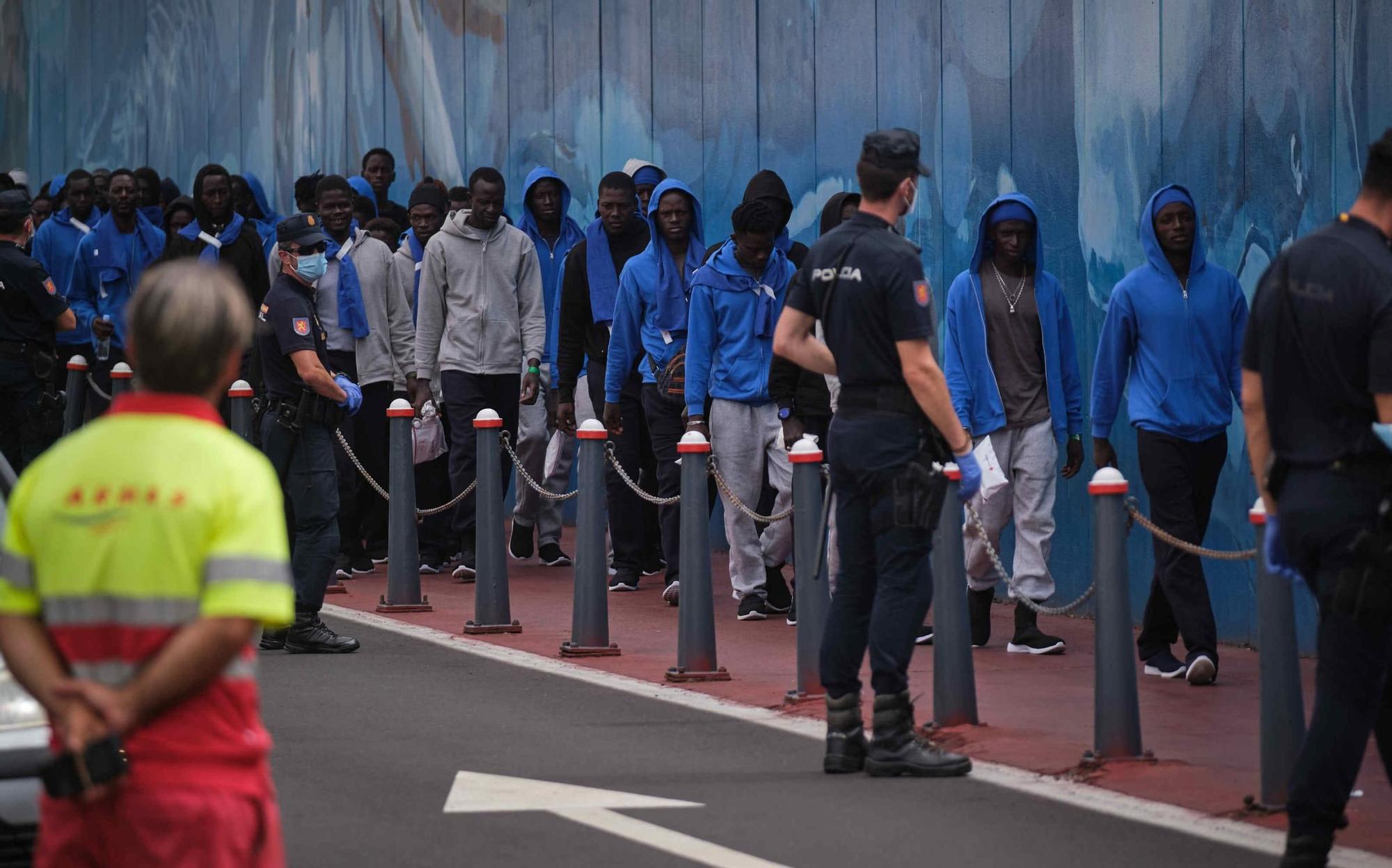 Llegada del ferry Armas con migrantes desde El Hierro