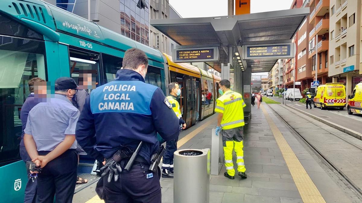 Intervención de los servicios de emergencia tras el incidente en el tranvía de Tenerife.