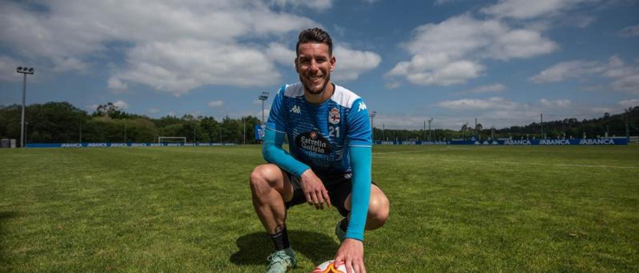 Álvaro Rey, sobre el césped del campo principal de la ciudad deportiva de Abegondo. |  // CASTELEIRO / ROLLER A.