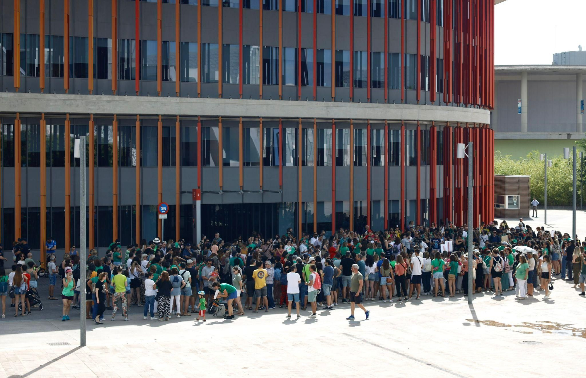 En imágenes | Concentración frente al departamento de Educación del Gobierno de Aragón