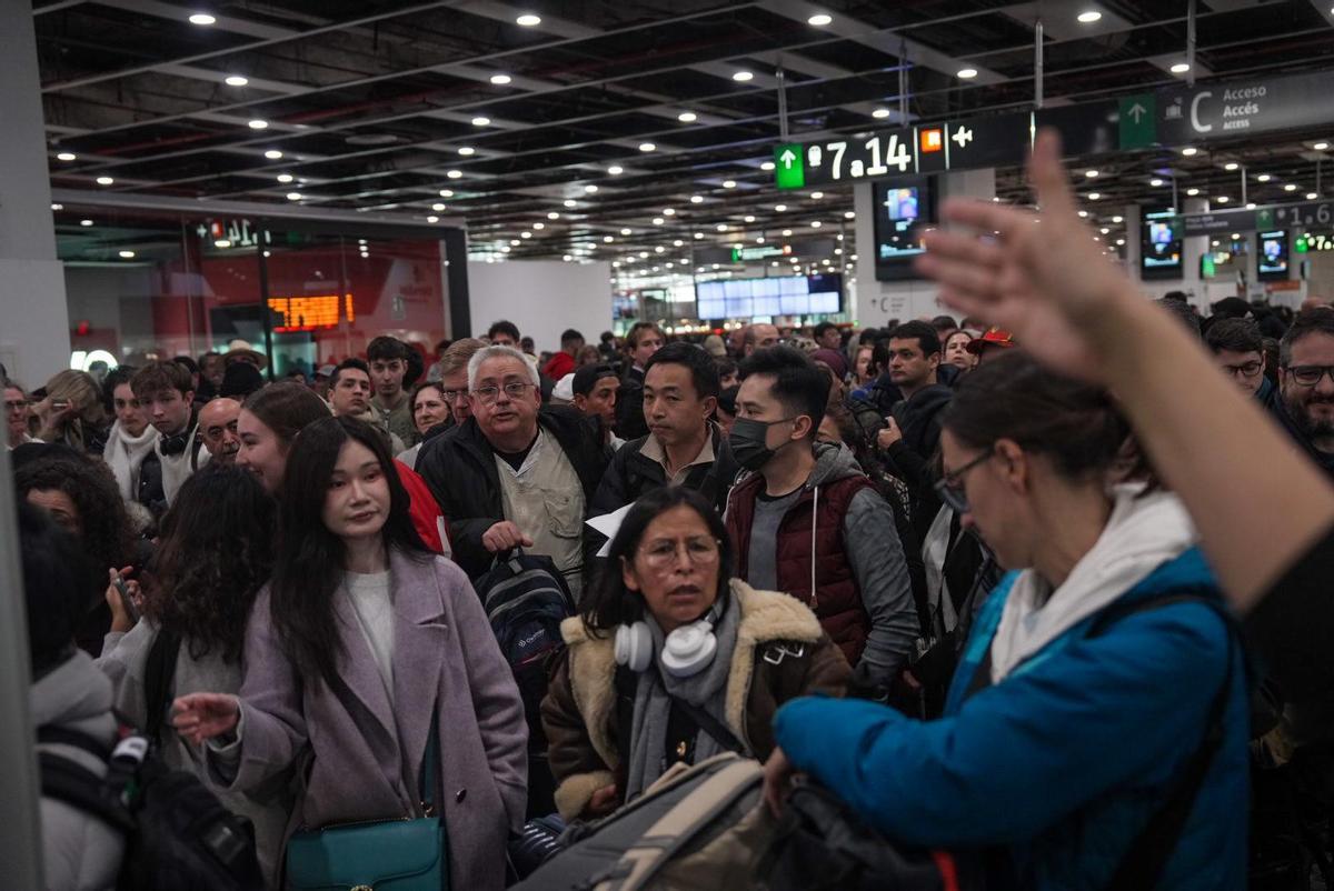 Caos y aglomeraciones en la estación de Sants