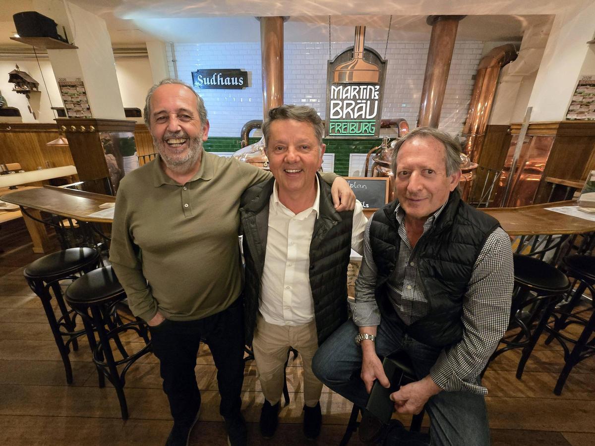 Juanjo y Suso, junto a otro aficionado.