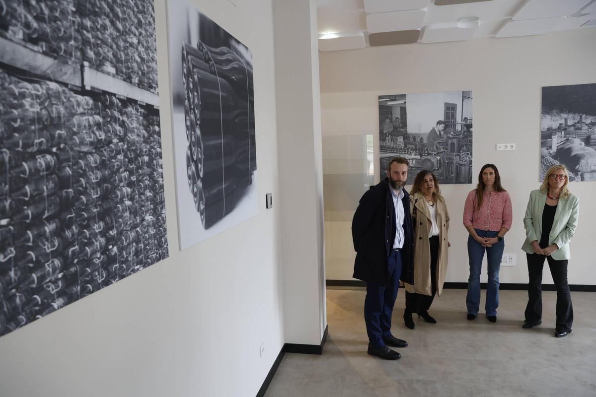 Daniel Martínez Junquera, Marina Pineda, Ángela Pumariega y Lara Martínez, en una de las salas del albergue decorada con fotos históricas de Vicasa.