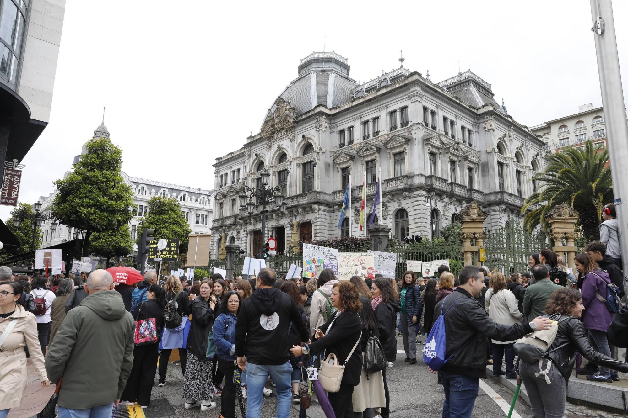 EN IMÁGENES: Nueva manifestación masiva de los docentes, que acabó en la Junta General 