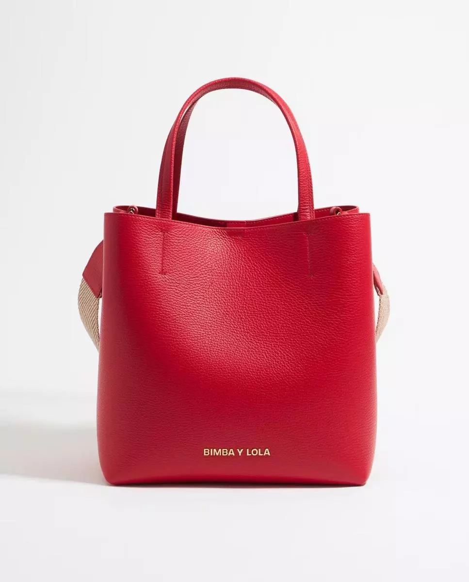 Estilo versátil y sofisticado: bolso de mano grande en tono rojo de Bimba y Lola