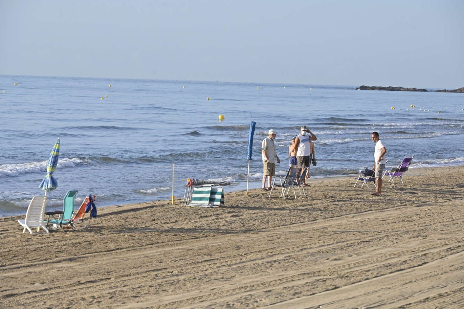 Los agentes actúan para evitar que los usuarios reserven primera línea de playa con las sombrillas