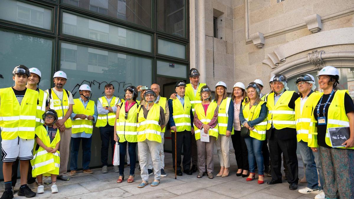 El primer grupo realiza la visita junto a Junto a José López Campos, Luisa Sánchez, Ana Ortiz y los nietos de Isaac Fraga.