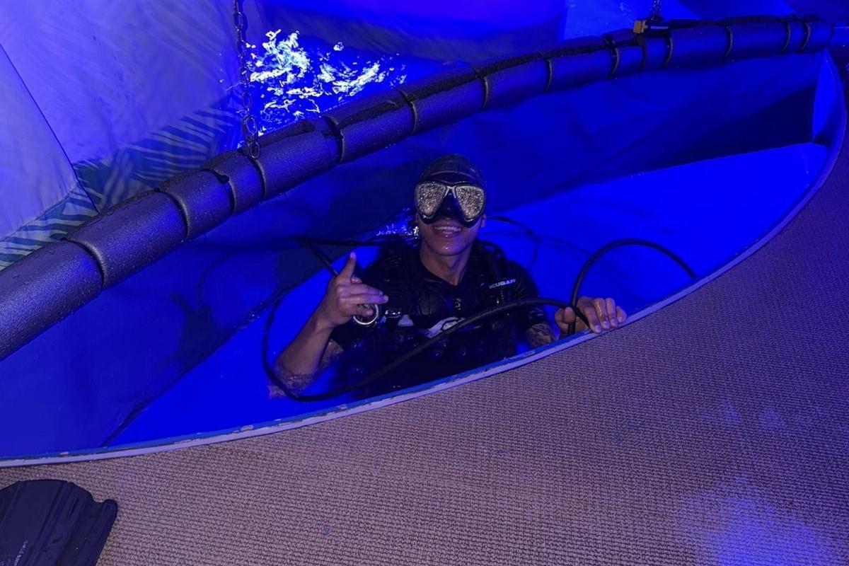 Genís Rovira, en un acceso a la piscina donde se realizan los espectáculos del crucero.