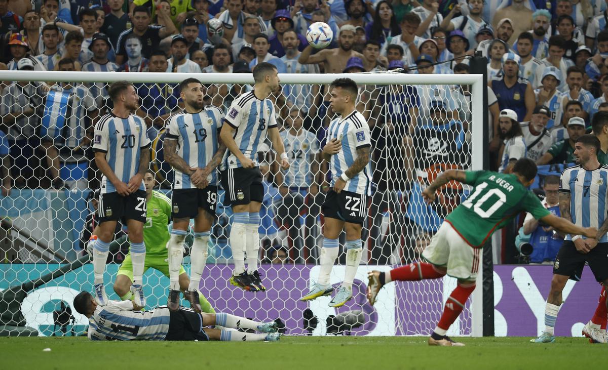 GR6004. LUSAIL (CATAR), 26/11/2022.-   Alexis Vega (d) de México patea un balón hoy, en un partido de la fase de grupos del Mundial de Fútbol Qatar 2022 entre Argentina y México en el estadio de Lusail (Catar). EFE/José Méndez