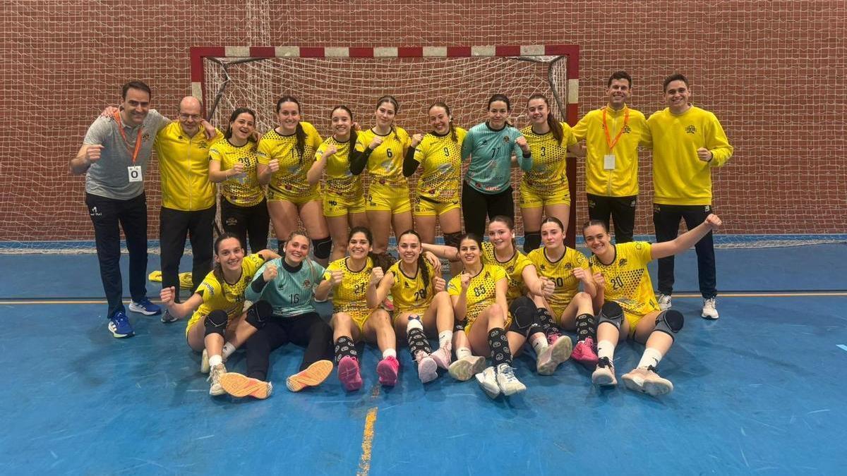 Las jugadoras y el cuerpo técnico de La Jota celebrando una victoria