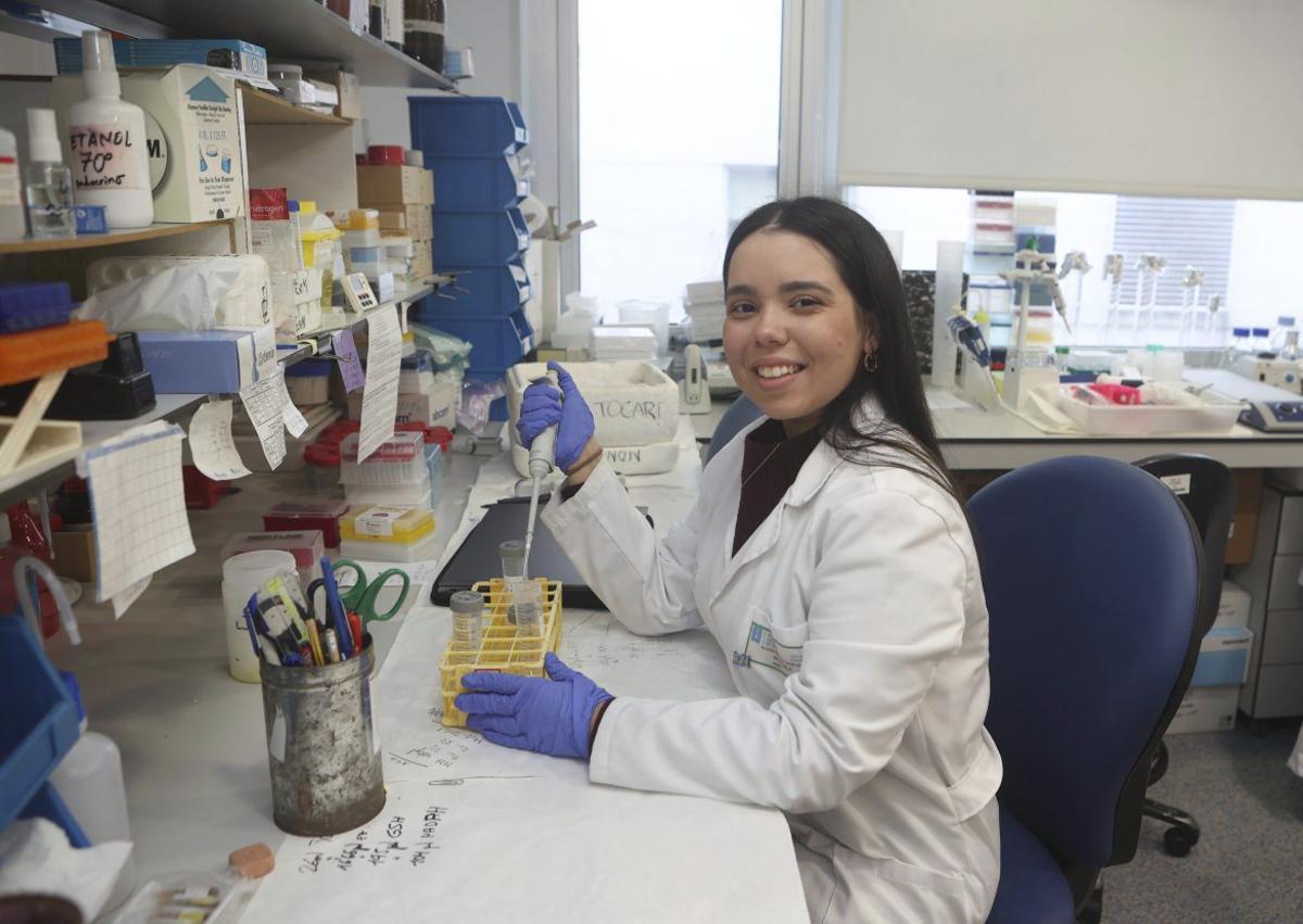 Ailenis Rosales, investigadora predoctoral, en un laboratorio del Inibic. |  Iago López