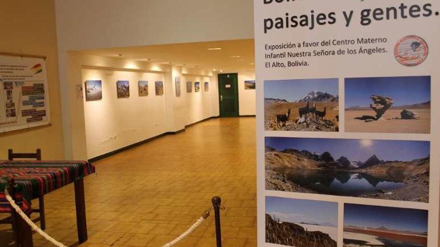 La sala de exposiciones de la Casa de Cultura de Pravia, con la muestra fotográfica sobre Bolivia de Juan Oltra Riestra.