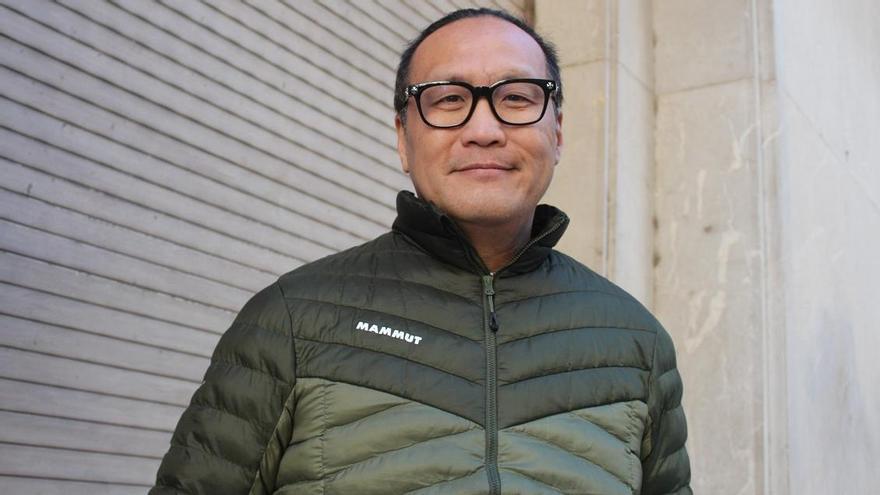 Dídac Lee fotografiat al costat de l'Ajuntament de Figueres