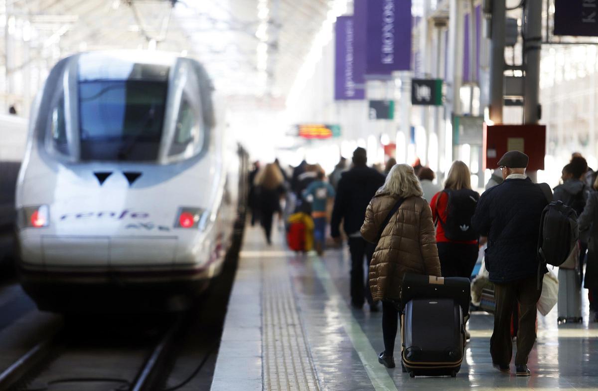 Archivo - Viajeros cogen el Ave en la Estación María Zambrano de Málaga capital.