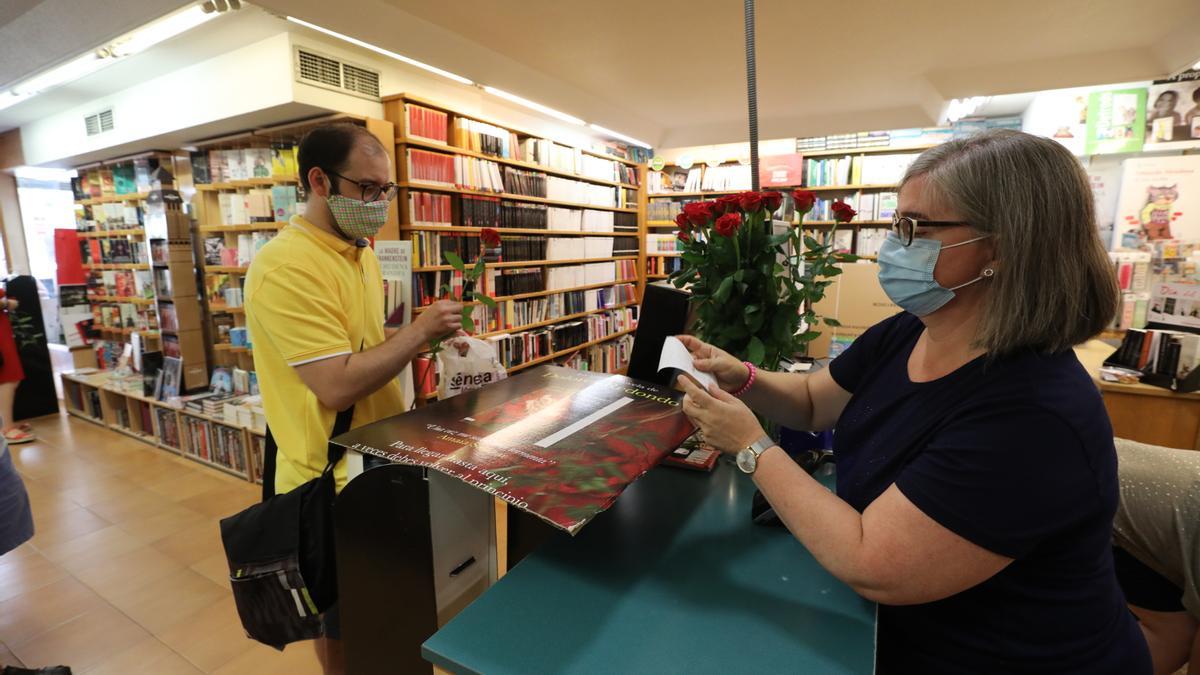 Una librería de Elche, con rosas