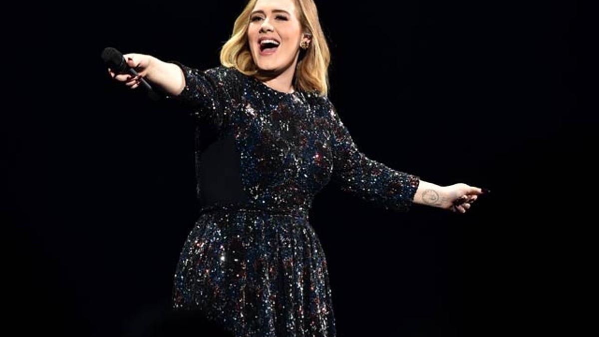 Adele besa en la boca a un fan sin querer.