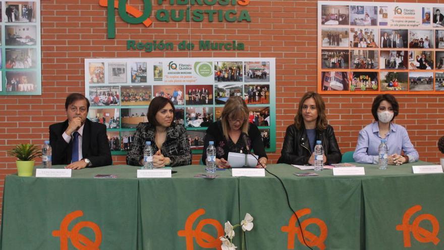 Inma López (d) dio las gracias durante el acto del 30 aniversario de la Asociación Murciana.