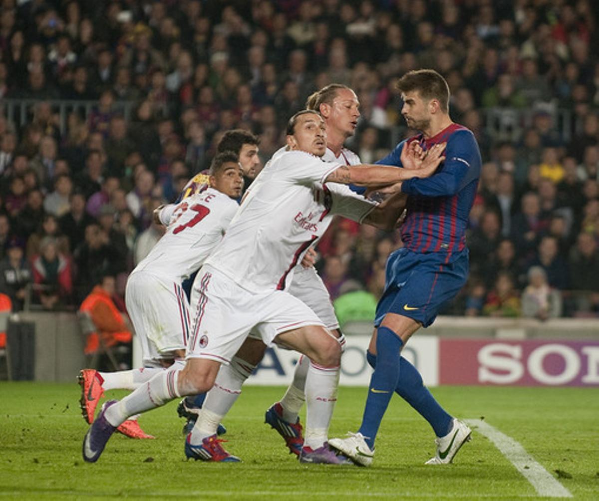 Ibrahimovic i Piqué pugnen a l’àrea en el partit de tornada de quarts de la Champions la temporada passada. Ibrahimovic i Piqué pugnen a l’àrea en el partit de tornada de quarts de la Champions la temporada passada.